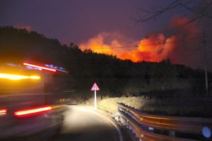 Imatges del foc que crema al Baix Empordà
