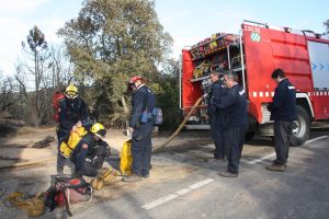 Els Bombers es quedaran durant tota la matinada i aquest diumenge a la zona afectada, remullant el massís per evitar revifalles