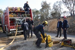 Els Bombers es quedaran durant tota la matinada i aquest diumenge a la zona afectada, remullant el massís per evitar revifalles