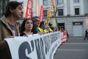 La capçalera de la manifestació contra la reforma laboral a Girona