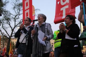 El secretari general de CCOO a Girona, Bartomeu Compte, l'escriptora, Maria Mercè Roca, i la secretària general de UGT a les comarques gironines, Dolors Bassa, durant la lectura del manifest