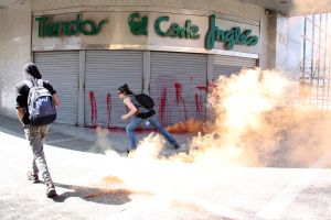 Pintura i bombes de fum contra un centre comercial de Girona