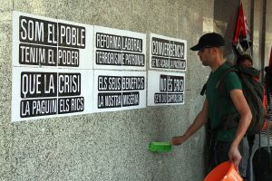 Els manifestants han empaperat les parets amb consignes contra la reforma laboral