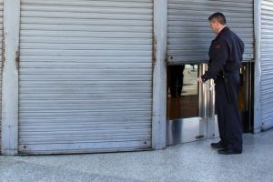 Personal de seguretat del centre comercial tancant els accessos per evitar l'entrada dels manifestants