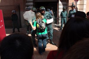 La manifestació ha acabat davant la subdelegació del govern espanyol on hi ha hagut enfrontaments verbals amb la Guàrdia Civil