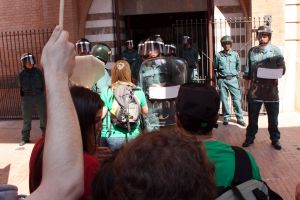 La manifestació ha acabat davant la subdelegació del govern espanyol on hi ha hagut enfrontaments verbals amb la Guàrdia Civil