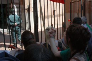 La manifestació ha acabat davant la subdelegació del govern espanyol on hi ha hagut enfrontaments verbals amb la Guàrdia Civil