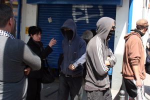 Els manifestants han obligat alguns establiments, com aquest supermercat, a baixar la persiana