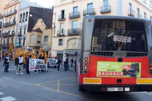 Piquets bloquejant el pas durant uns minuts a un autobús