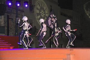 Un instant durant 'La Dansa de la Mort' a la plaça Major de Verges