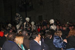 Un instant durant 'La Dansa de la Mort' a la plaça Major de Verges