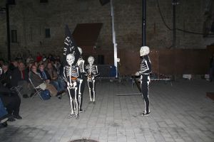 Un instant durant 'La Dansa de la Mort' a la plaça Major de Verges