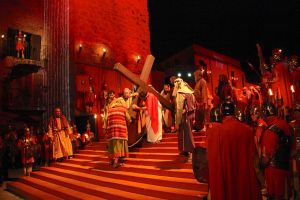 La representació teatral d'un dels episodis de la Processó de Verges a la plaça Major de la població