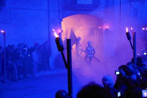 Un instant durant 'La Dansa de la Mort' a la plaça Major de Verges