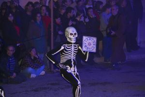 Un dels esquelets de 'La Dansa de la Mort' amb un rellotge sense broques