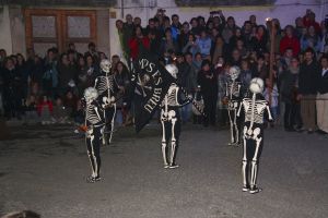 Un instant durant 'La Dansa de la Mort' a la plaça Major de Verges