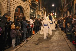 La processó del Sant Enterrament ha recorregut bona part del Barri Vell de Girona, sota l'atenta mirada de milers de persones que seguien l'avanç dels diferents passos