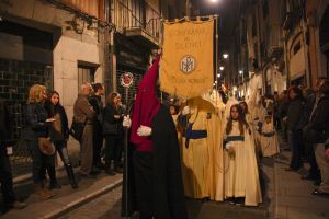 La processó del Sant Enterrament ha recorregut bona part del Barri Vell de Girona, sota l'atenta mirada de milers de persones que seguien l'avanç dels diferents passos