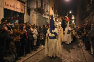 La processó del Sant Enterrament ha recorregut bona part del Barri Vell de Girona, sota l'atenta mirada de milers de persones que seguien l'avanç dels diferents passos