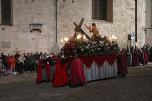 La processó del Sant Enterrament ha recorregut bona part del Barri Vell de Girona, sota l'atenta mirada de milers de persones que seguien l'avanç dels diferents passos