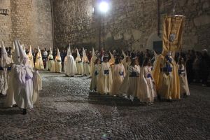 La processó del Sant Enterrament ha recorregut bona part del Barri Vell de Girona, sota l'atenta mirada de milers de persones que seguien l'avanç dels diferents passos