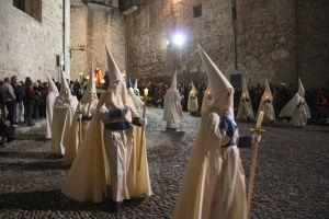 La processó del Sant Enterrament ha recorregut bona part del Barri Vell de Girona, sota l'atenta mirada de milers de persones que seguien l'avanç dels diferents passos