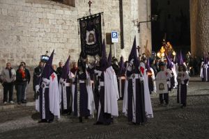 La processó del Sant Enterrament ha recorregut bona part del Barri Vell de Girona, sota l'atenta mirada de milers de persones que seguien l'avanç dels diferents passos