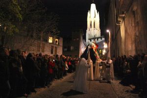 La processó del Sant Enterrament ha recorregut bona part del Barri Vell de Girona, sota l'atenta mirada de milers de persones que seguien l'avanç dels diferents passos