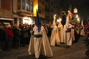 La processó del Sant Enterrament ha recorregut bona part del Barri Vell de Girona, sota l'atenta mirada de milers de persones que seguien l'avanç dels diferents passos