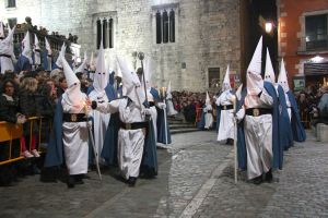 La processó del Sant Enterrament, on hi prenen part més de 1.200 persones i 119 soldats de la milícia romana, és l'acte central de la Setmana Santa gironina