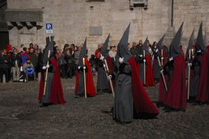 La processó del Sant Enterrament, on hi prenen part més de 1.200 persones i 119 soldats de la milícia romana, és l'acte central de la Setmana Santa gironina