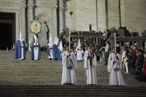 La processó del Sant Enterrament de Girona ha tornat a submergir la ciutat dins la devoció de la Setmana Santa