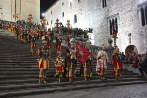 Tocaven les deu al rellotge de la Catedral de Girona quan els Manaies, fidels a la tradició, encetaven la processó del Sant Enterrament amb la baixada de les escales del temple