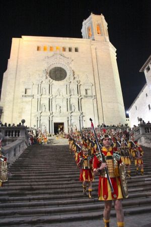 Tocaven les deu al rellotge de la Catedral de Girona quan els Manaies, fidels a la tradició, encetaven la processó del Sant Enterrament amb la baixada de les escales del temple