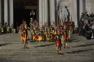 Tocaven les deu al rellotge de la Catedral de Girona quan els Manaies, fidels a la tradició, encetaven la processó del Sant Enterrament amb la baixada de les escales del temple