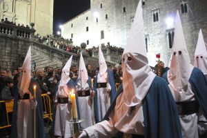 La processó del Sant Enterrament de Girona ha tornat a submergir la ciutat dins la devoció de la Setmana Santa