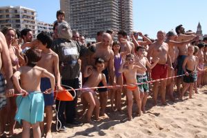 Els assistents esperant el tret de sortida a la platja de Palamós.