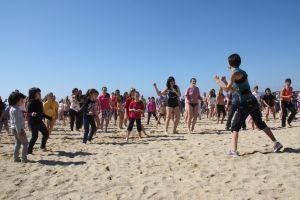 Els participants s'han preparat per la remullada amb una sessió d'aeròbic a la platja.