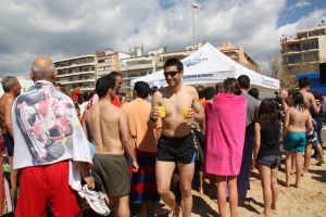 Els participants en 'El primer bany de l'any' han pogut recuperar les seves forces amb un brou calent.