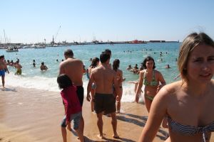 Unes 800 persones han iniciat la temporada de platja a Palamós amb 'El primer bany de l'any'.