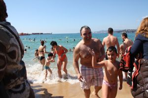 Unes 800 persones han iniciat la temporada de platja a Palamós amb 'El primer bany de l'any'.