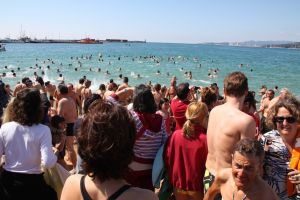 Unes 800 persones han iniciat la temporada de platja a Palamós amb 'El primer bany de l'any'.