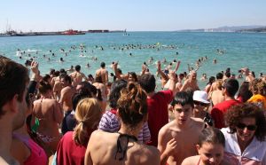 Unes 800 persones han iniciat la temporada de platja a Palamós amb 'El primer bany de l'any'.