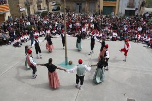 Un moment del Ball del Cornut, que s'ha representat aquest Dilluns de Pasqua a la plaça Major de Cornellà del Terri.