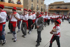 El grup d'homes del poble que ha dut l'arbre del Maig a la plaça Major de Cornellà del Terri.