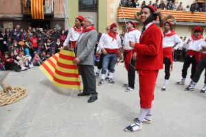 L'alcalde de Cornellà del Terri, Pere Vilà, i el Cornut, just abans d'hissar la senyera a l'arbre del Maig.