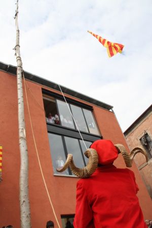 L'alcalde de Cornellà del Terri, Pere Vilà, i el Cornut, just abans d'hissar la senyera a l'arbre del Maig.