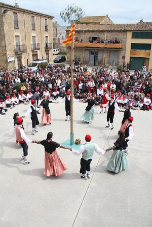 Un moment del Ball del Cornut, que s'ha representat aquest Dilluns de Pasqua a la plaça Major de Cornellà del Terri.
