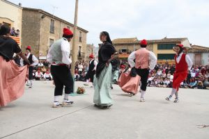 Un moment del Ball del Cornut, que s'ha representat aquest Dilluns de Pasqua a la plaça Major de Cornellà del Terri.