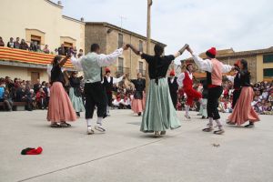 Un moment del Ball del Cornut, que s'ha representat aquest Dilluns de Pasqua a la plaça Major de Cornellà del Terri.